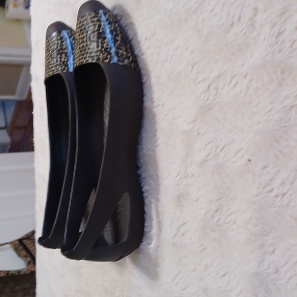 NWOT dressy Crocs, sz 9W, brown with a lizard type design on the front. - Picture 3 of 8